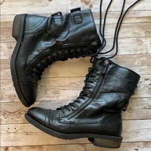 BLACK BOOTS